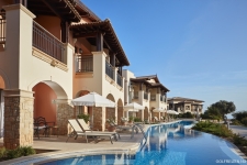 Swim_Up_Terrace_&amp;_Pool